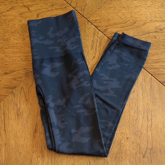 Spanx Look At Me Now Camouflage Seamless Leggings - Picture 1 of 7